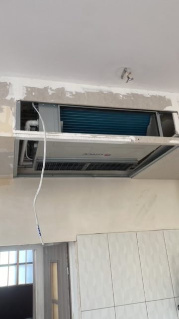 Klimatyzator kanałowy GREE o mocy chłodniczej 7 kW w trakcie montażu przed zabudową w lokalu użytkowym.