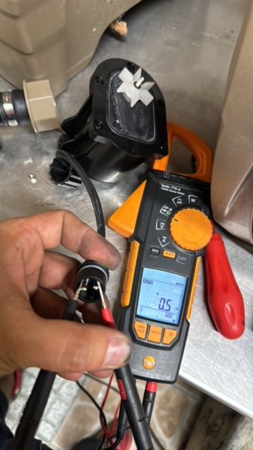 Pomiar rezystancji uzwojeń silnika pompy obiegowej.