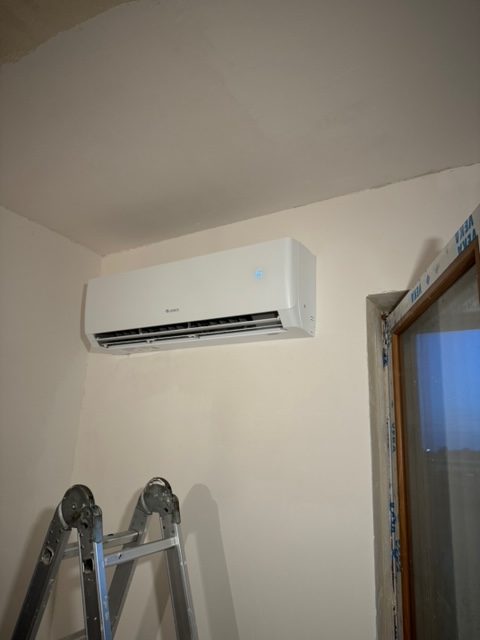 Montaż GREE PULAR 4,6 kW na wcześniej przygotowanej instalacji schowanej w ścianie.