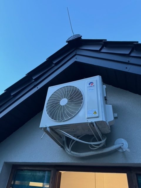 Jednostka zewnętrzna w trakcie montażu.