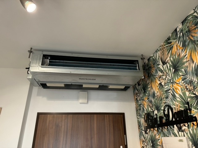 Klimatyzator kanałowy SINCLAIR 5 kW w trakcie montażu. Docelowo kanały rozprowadzające chłodne powietrze na wszystkie pomieszczenia.