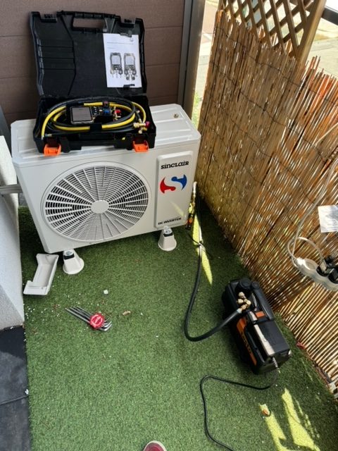 Wykonywanie próżni w układzie chłodniczym, z użyciem sondy próżni oraz wysokowydajnej pompy próżniowej TESTO.