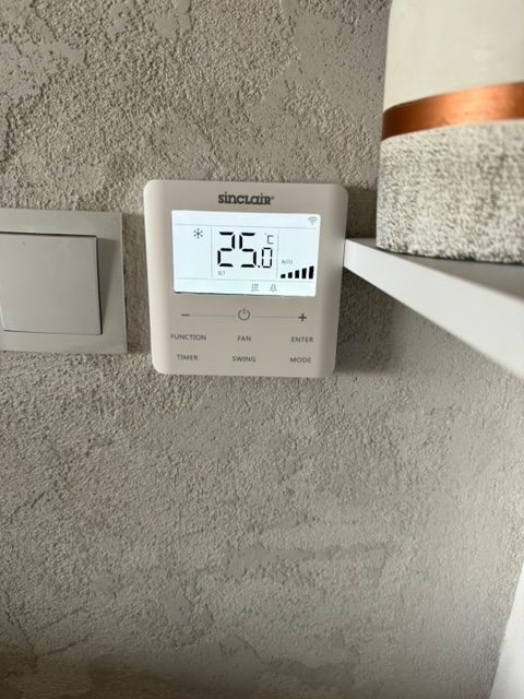 Panel ścienny klimatyzatora kanałowego SINCLAIR 5kW.