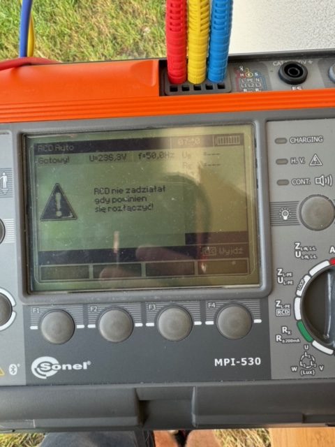 Niespodzianka przed podłączeniem zasilania do klimatyzacji, brak ochrony rozszerzonej realizowanej za pomocą RCD.