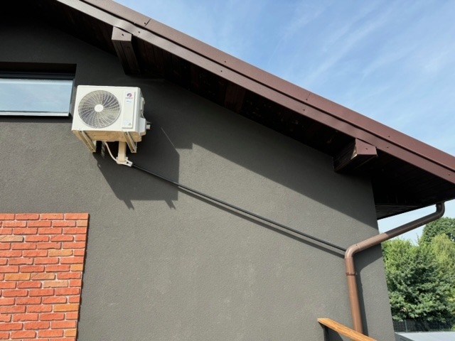 Jednostka zewnętrzna GREE PULAR PRO DARK 3,5 kW. W funkcji chłodzenia najwyższego poziomu w domu mieszkalnym.