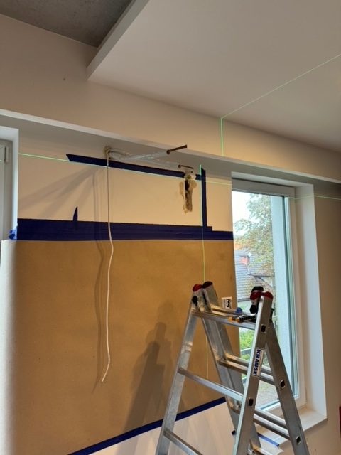 Wyznaczenie laserowe miejsca montażu klimatyzacji.