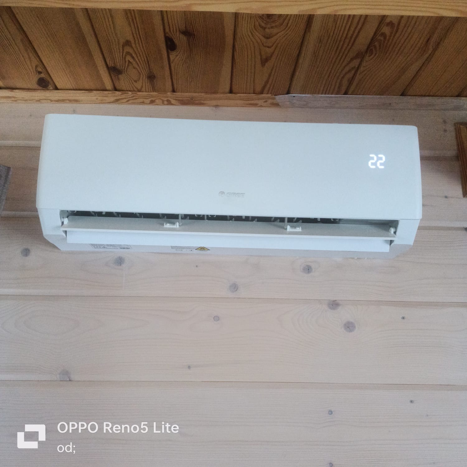 GREE PULAR 3,2 kW chłodzenie salonu i dolnego poziomu w domu z drewna.