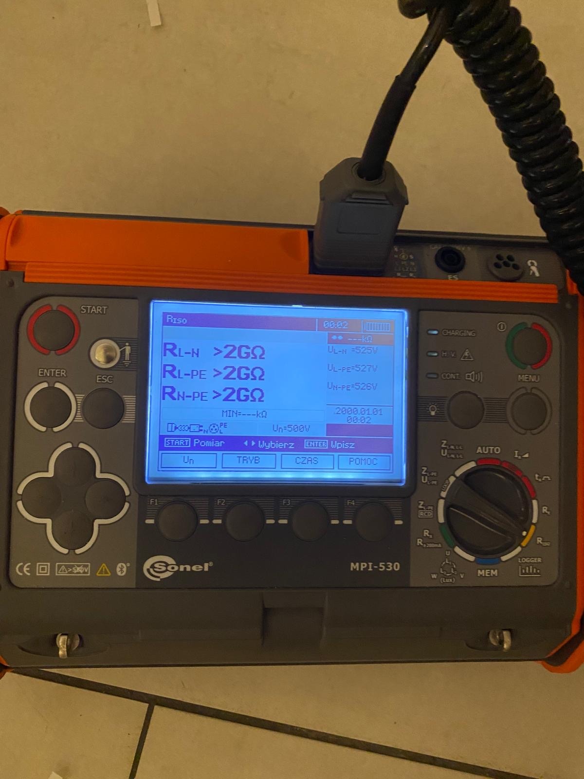 Pomiar rezystancji izolacji przewodu urządzeniem Sonel MPI 530.