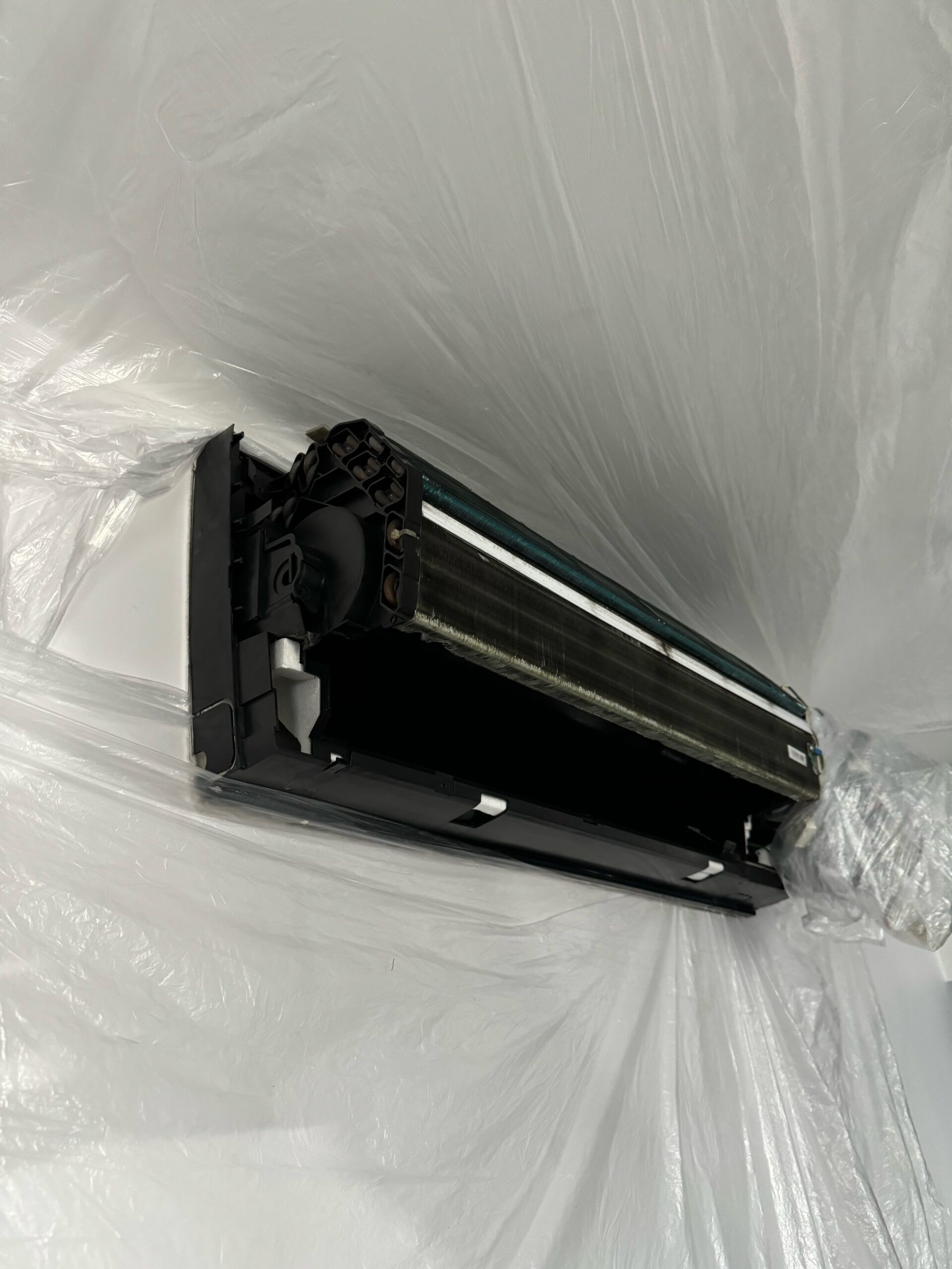 Serwis kilkuletniego klimatyzatora SAMSUNG z demontażem turbiny wentylatora. Mycie myjką parową WIPCOOL.