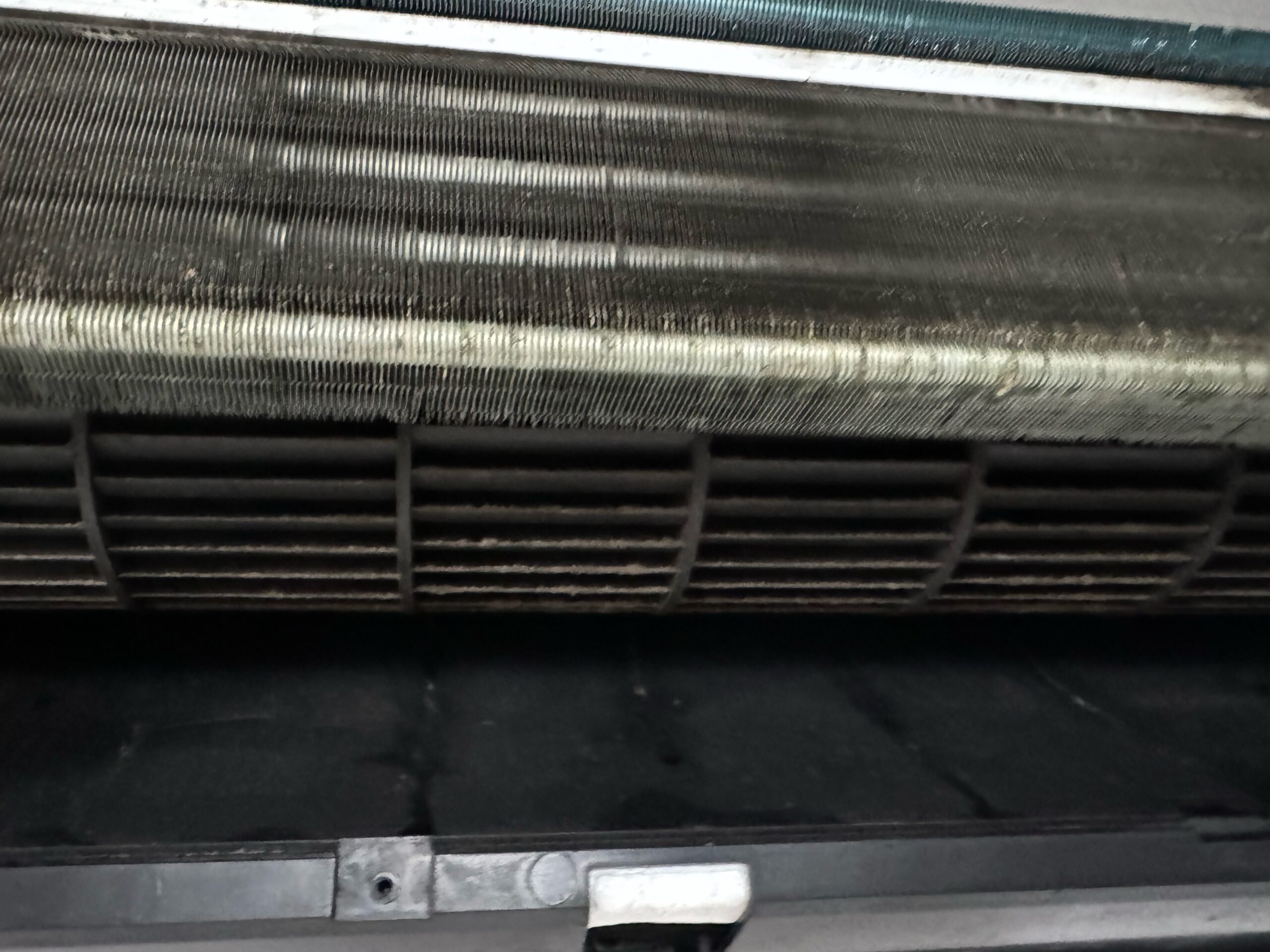 Zagrzybiona turbina jednostki wewnętrznej przed serwisem.